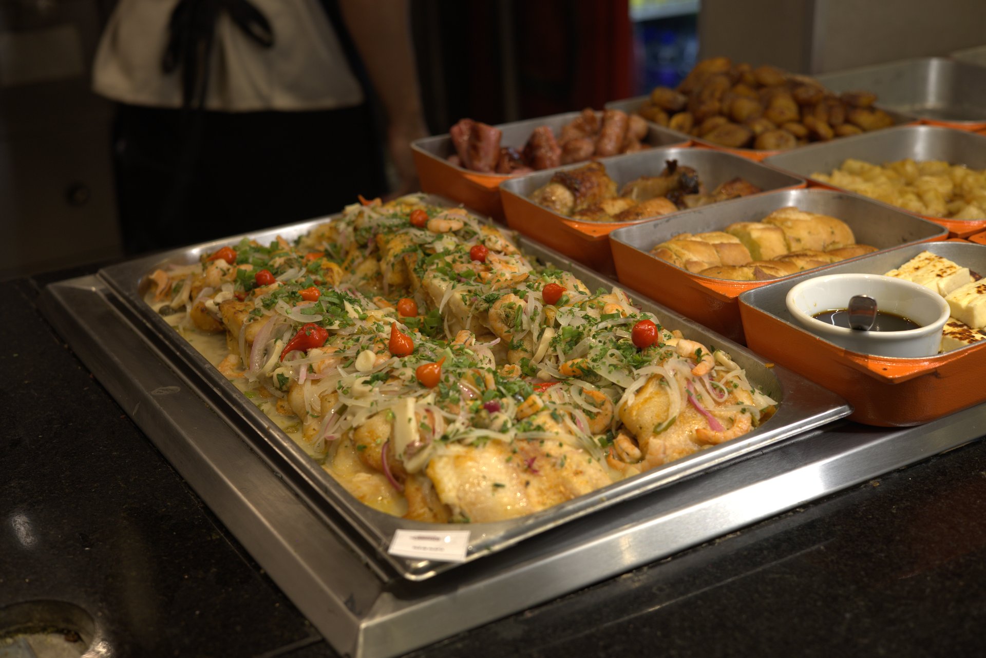 Buffet de pratos quentes e acompanhamentos