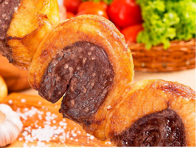 Espeto de carne suína grelhada