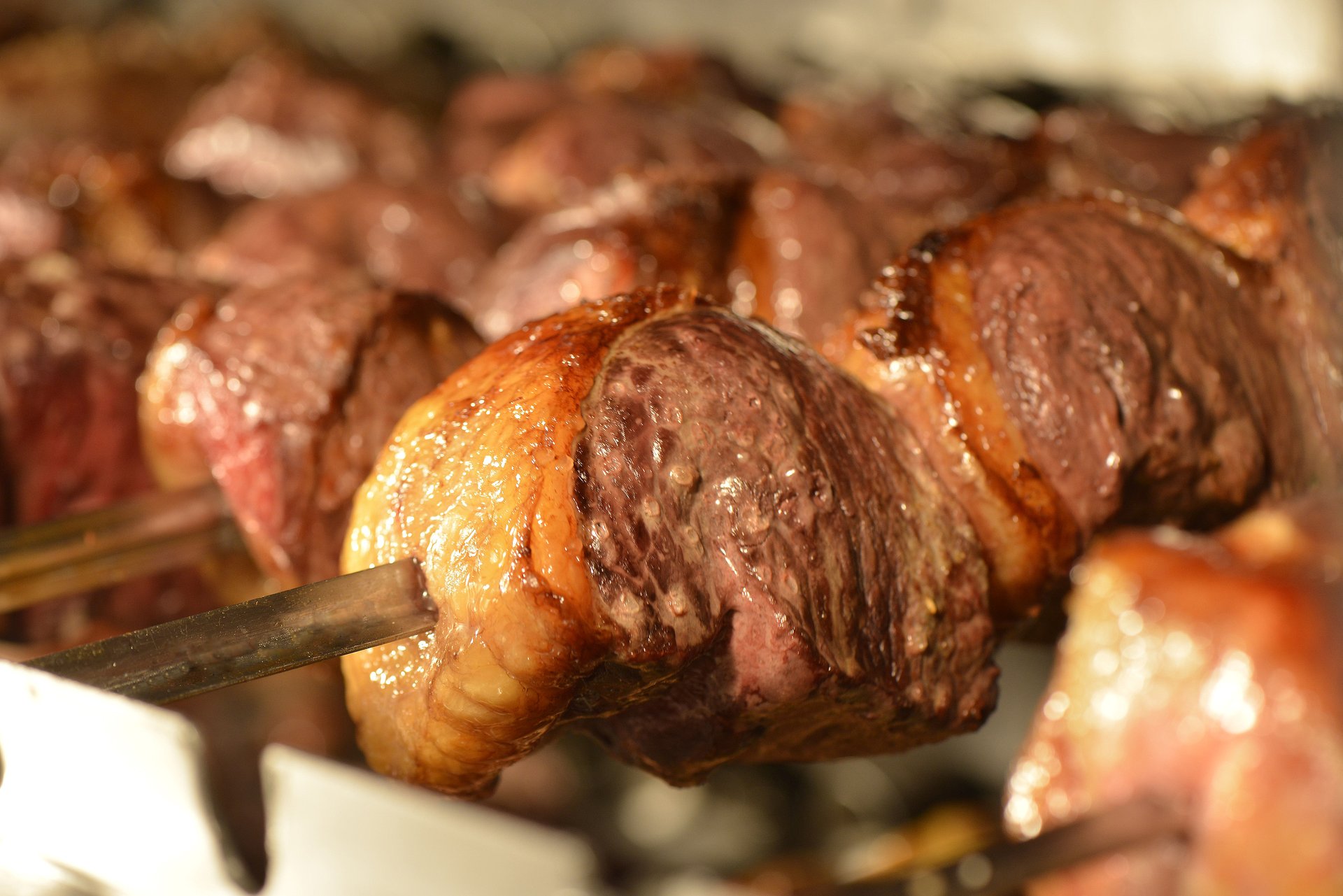 Espetos de carne na churrasqueira