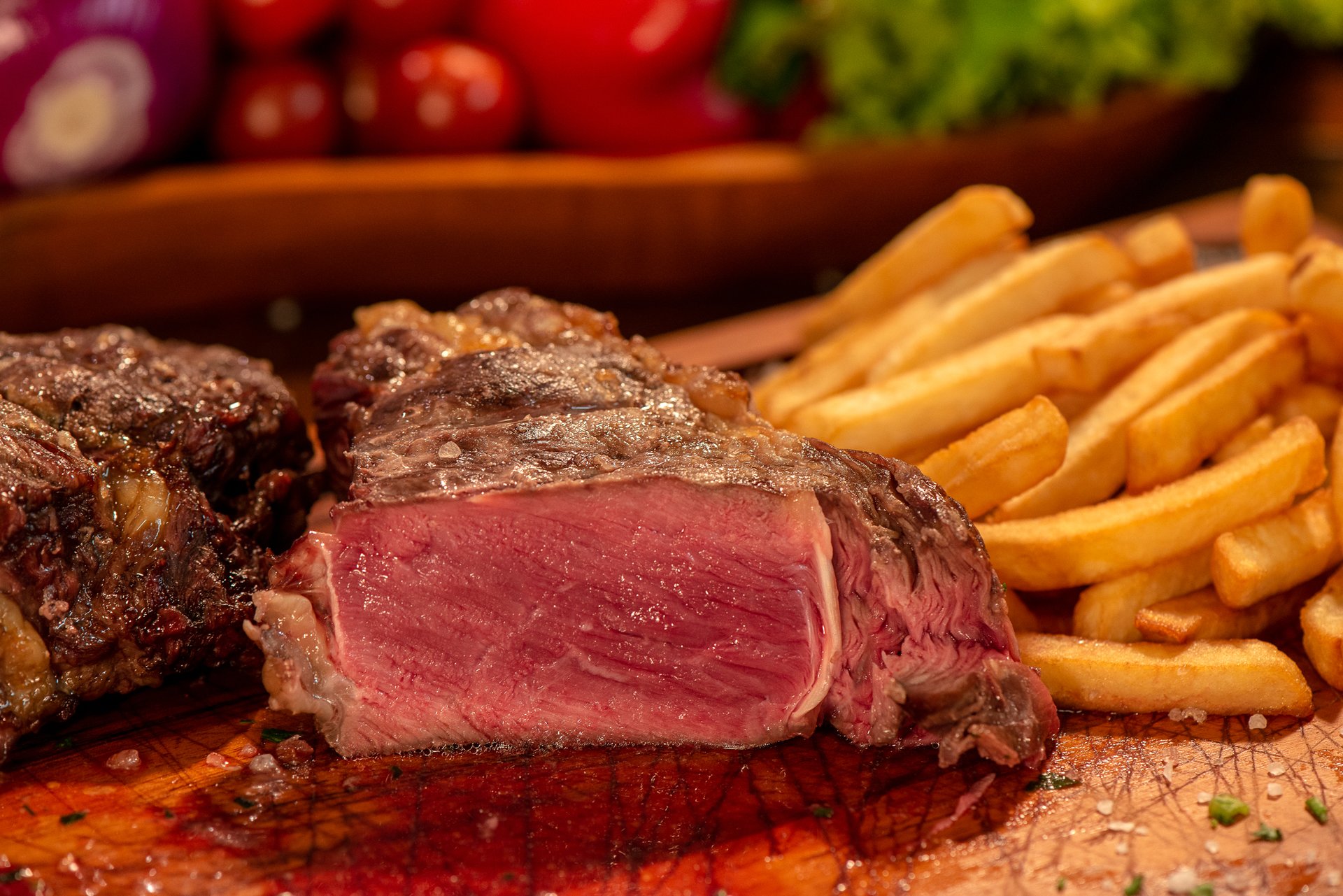 Tábua de carnes com acompanhamentos frescos